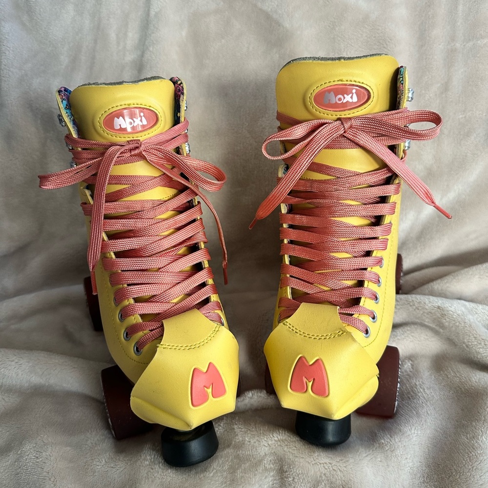 Moxi Beach Bunny Roller Skates. Size 5